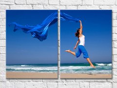 Девушка с синим шарфом на пляже