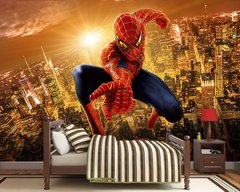 Spider-Man pe fundalul apusului peste orașul de seară cu zgârie-nori