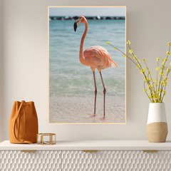 Розовый фламинго на пляже у берега
