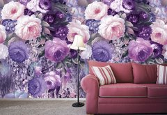 Крупные рисованные цветы и фиолетовые бабочки