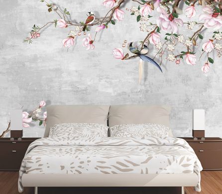 Păsări pe ramuri de magnolie înflorite pe un fundal grunge gri