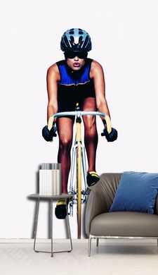 Biciclist feminin pe fundal alb, sport