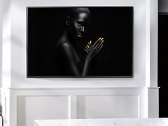 Чернокожая девушка на черном фоне, золотистый макиаж