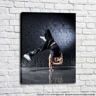 Dansator de breakdance pe fundalul unui zid de cărămidă neagră