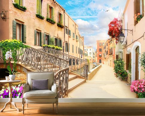 Мостик над Венецианским каналом среди разноцветных фасадов домов
