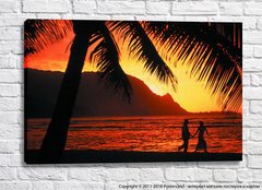 Влюбленная пара гуляет по тропическому пляжу