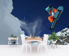 Сноубордист на фоне заснеженных гор и неба