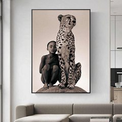 Мальчик на пригорке, с гепардом