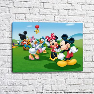 Mickey și prietenii lui pe fundalul unei pajiști verzi