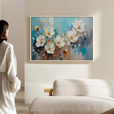 Flori albe delicate pe fundal albastru deschis